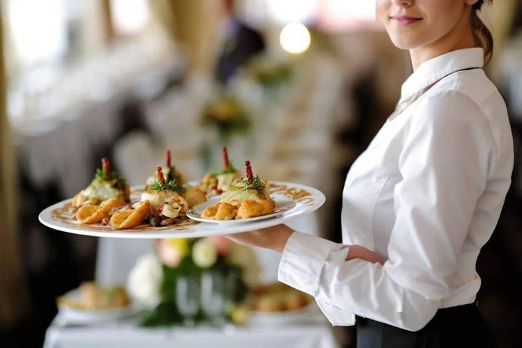在餐廳稱呼服務(wù)員為“Waiter”真的不禮貌嗎？——正餐禮儀的深度解析