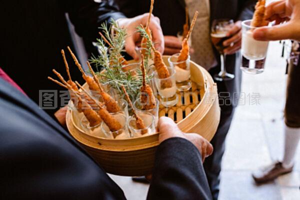 服務(wù)員為客人提供美味的婚禮開(kāi)胃菜