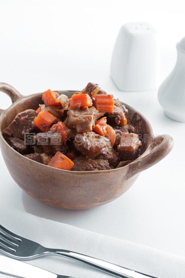 慢火細燉一鍋肉 正餐服務的味覺基石與體驗核心
